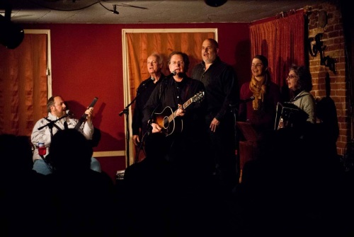 The big hootenanny finale at Caffe Lena; photo by Joe Deuel